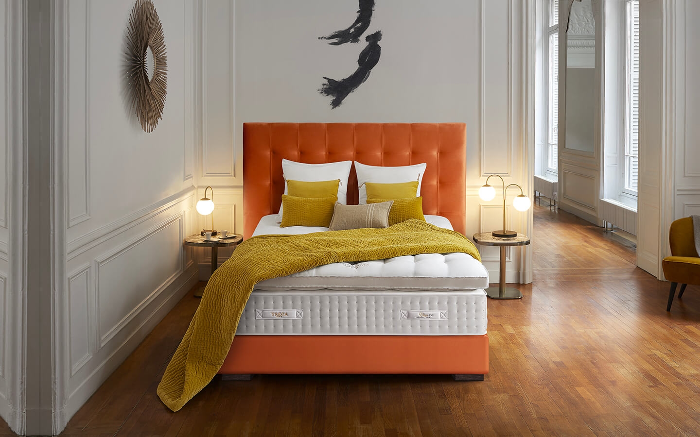 Chambre avec matelas et sommier orange de la marque Treca